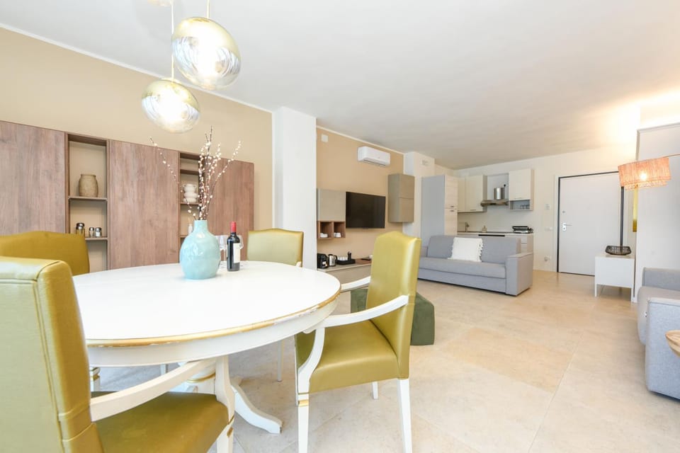 Living room, Seating area, Dining area, oven