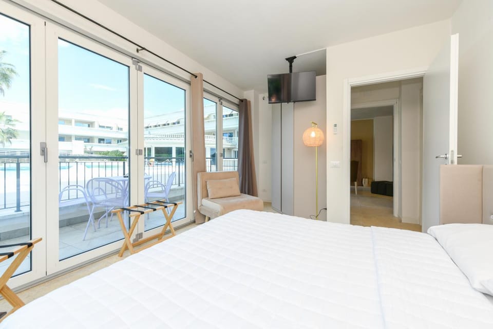 Bed, TV and multimedia, Photo of the whole room, Bedroom