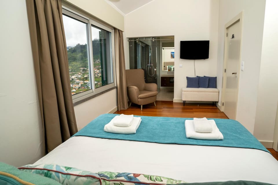 Bed, TV and multimedia, Photo of the whole room, Bedroom, towels