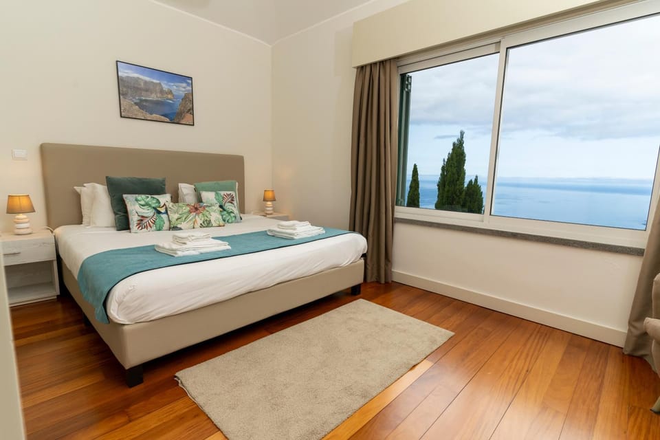 Bed, View (from property/room), Photo of the whole room, Bedroom, Sea view, towels