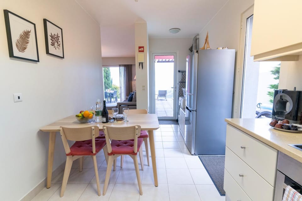 Kitchen or kitchenette, Dining area, oven, stove