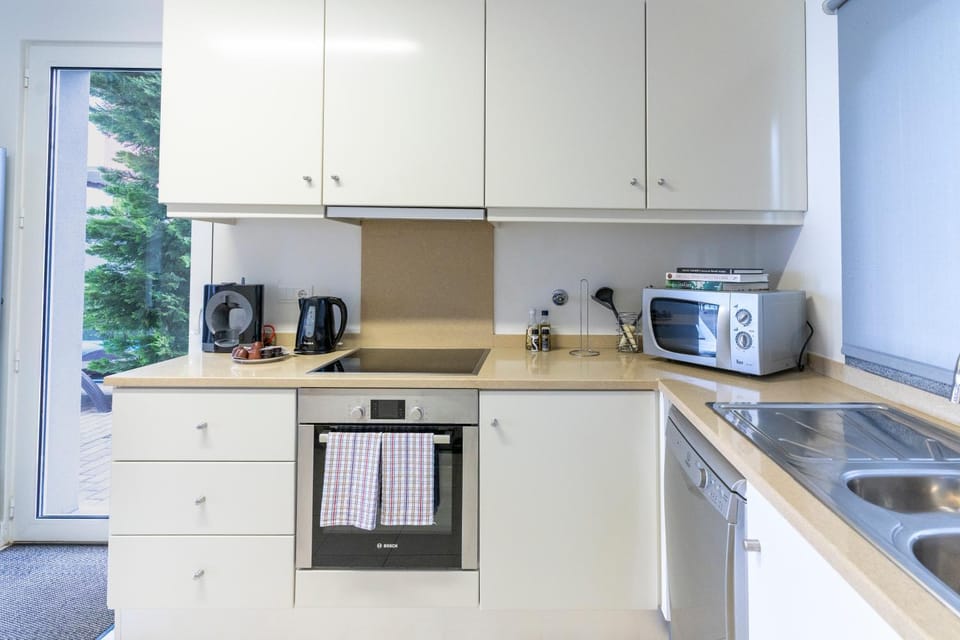 Coffee/tea facilities, Kitchen or kitchenette, dishwasher, stove