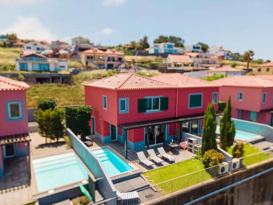 Property building, Pool view, Street view, Swimming pool, Location, sunbed