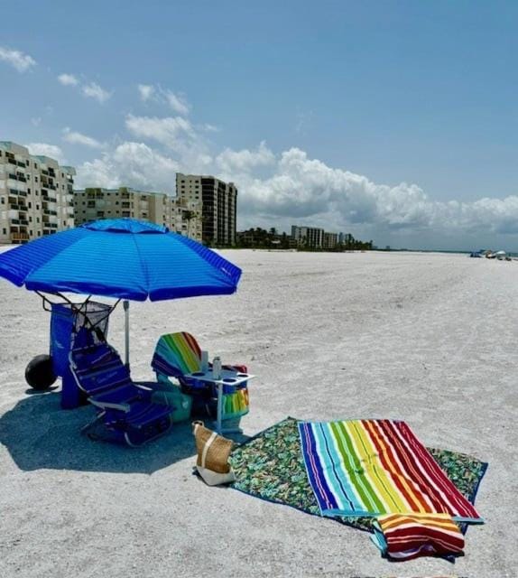 Close to Beach with Tennis Court and Pickleball - Blue Chair Breeze - Roelens House in Estero Island