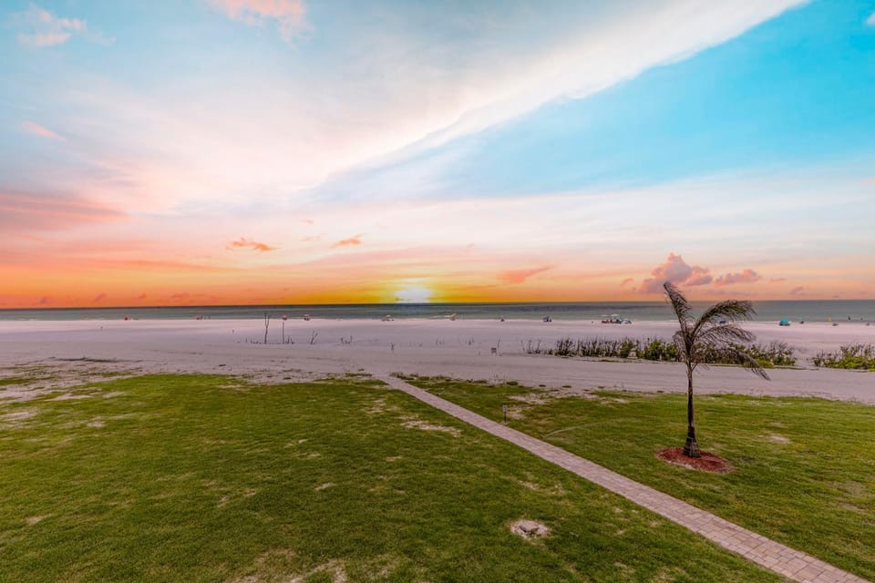 Close to Beach with Tennis Court and Pickleball - Blue Chair Breeze - Roelens House in Estero Island