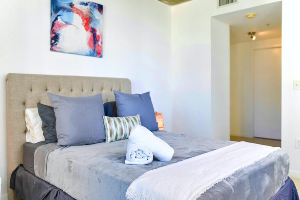 Bed, Bedroom, towels