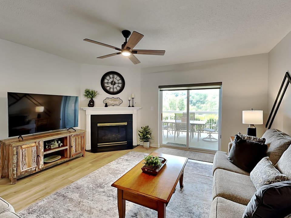TV and multimedia, Balcony/Terrace, Living room, Seating area, fireplace, furniture