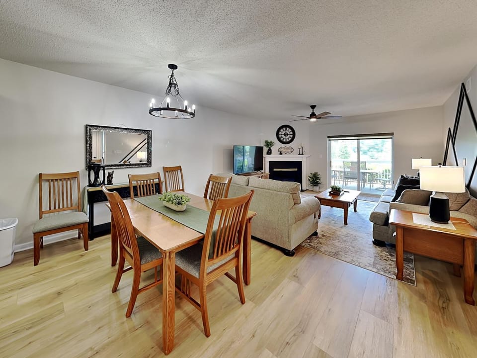 TV and multimedia, Balcony/Terrace, Living room, Seating area, Dining area, furniture