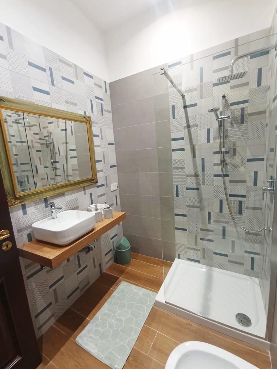 Shower, Toilet, Bathroom, bidet, towels