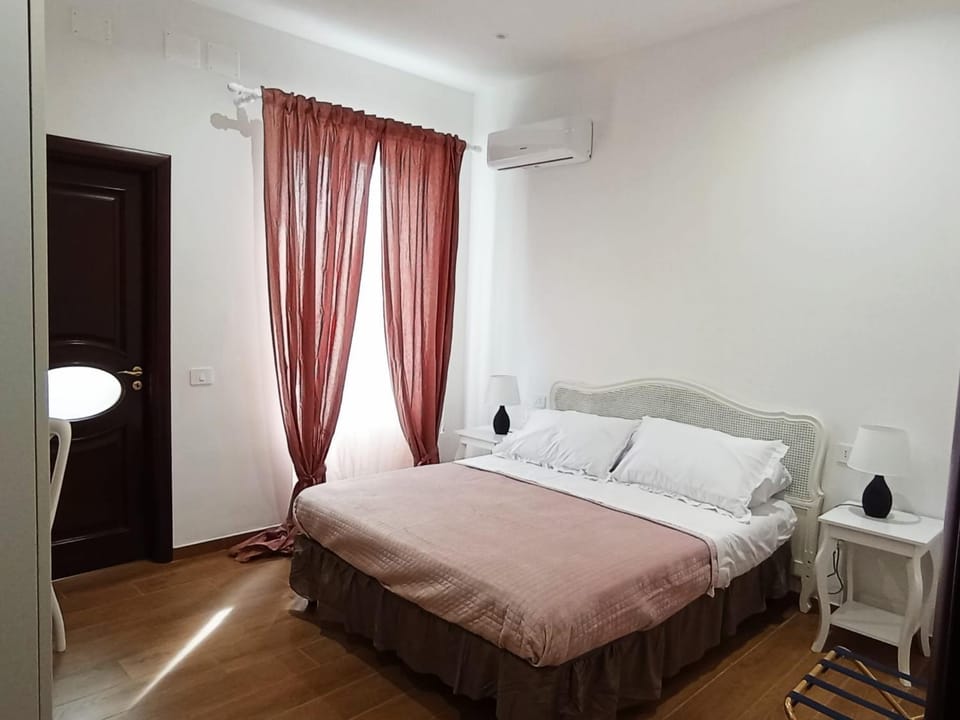 Bed, Bathroom, TV and multimedia, Photo of the whole room, Bedroom, wardrobe, air conditioner