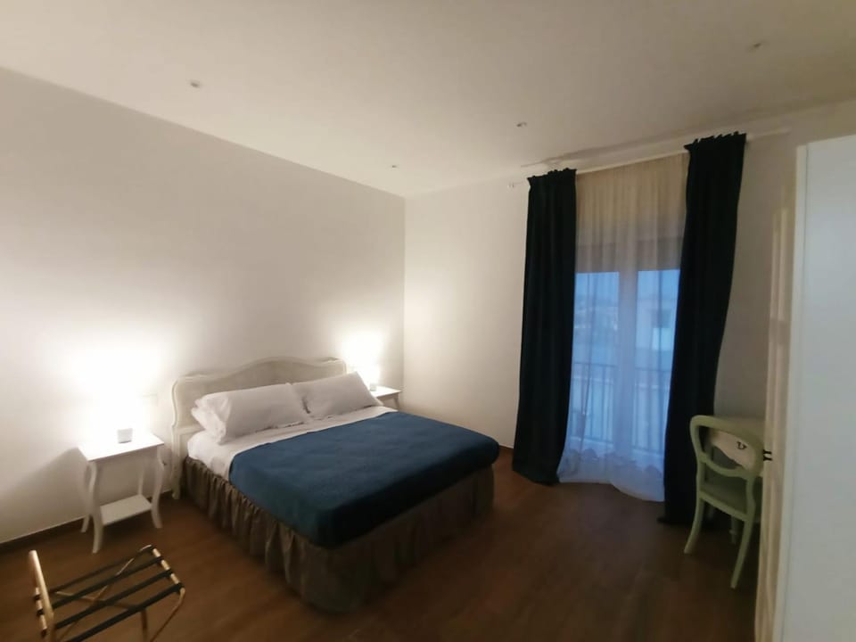 Bed, TV and multimedia, Balcony/Terrace, Photo of the whole room, Bedroom, wardrobe, air conditioner