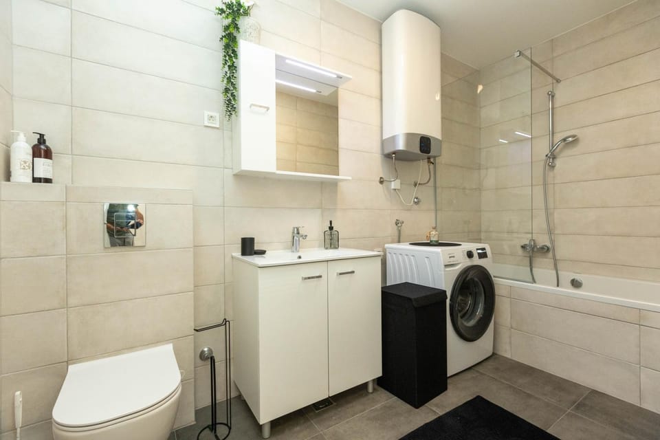 Yuki 2BR apt w balcony and parking near old town Apartment in Zadar