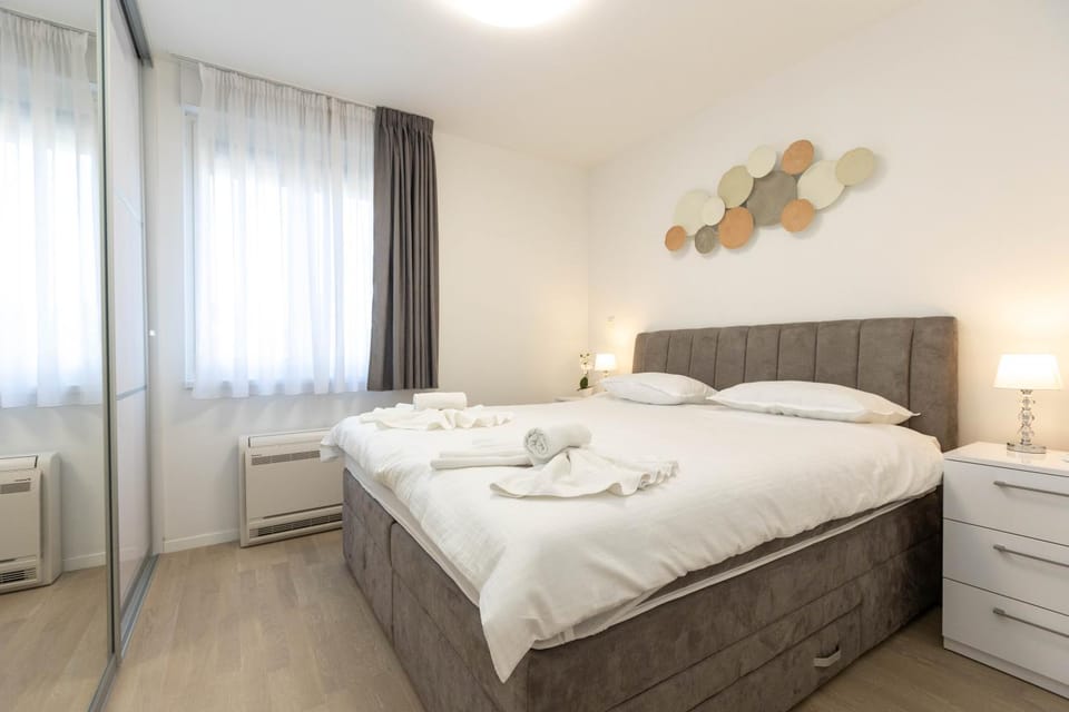 Yuki 2BR apt w balcony and parking near old town Apartment in Zadar