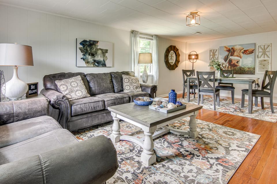 Vintage Farm Cottage Near Hikes and Pigeon River House in East Fork