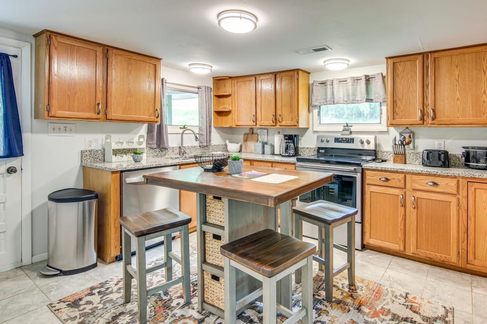 Vintage Farm Cottage Near Hikes and Pigeon River House in East Fork