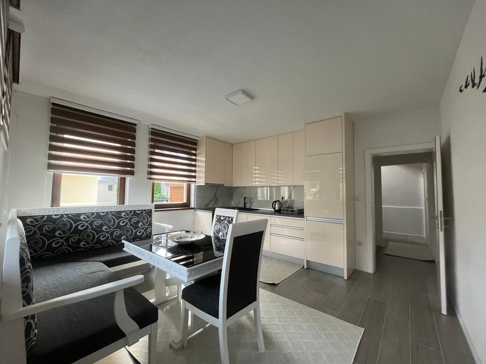 Kitchen or kitchenette, Seating area