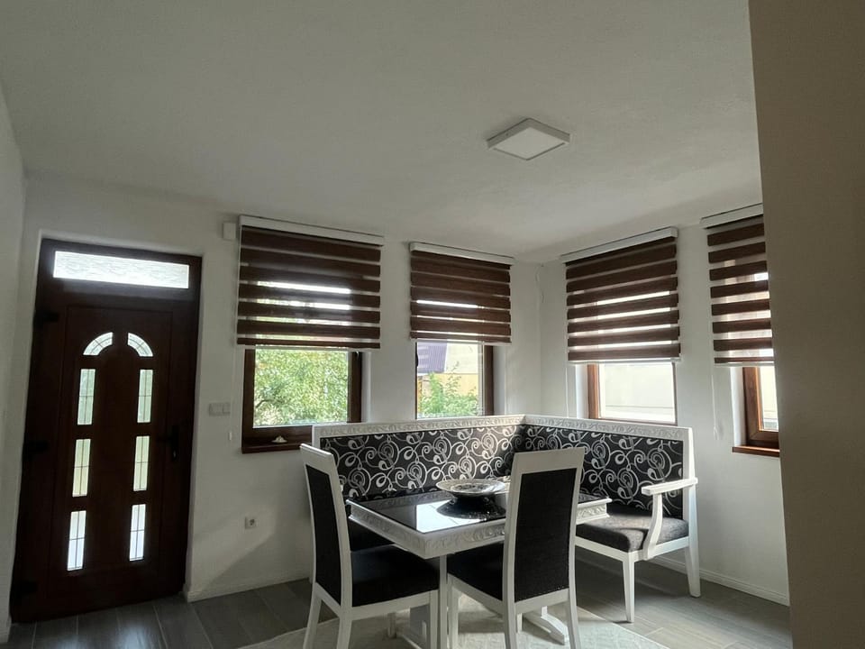 Seating area, kitchen