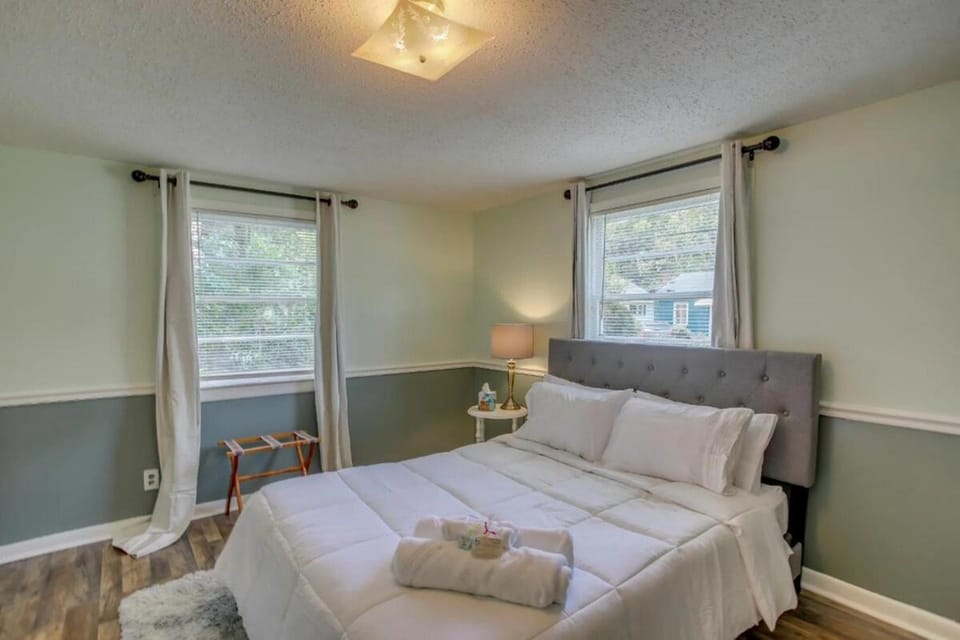 Bed, TV and multimedia, Bedroom, towels