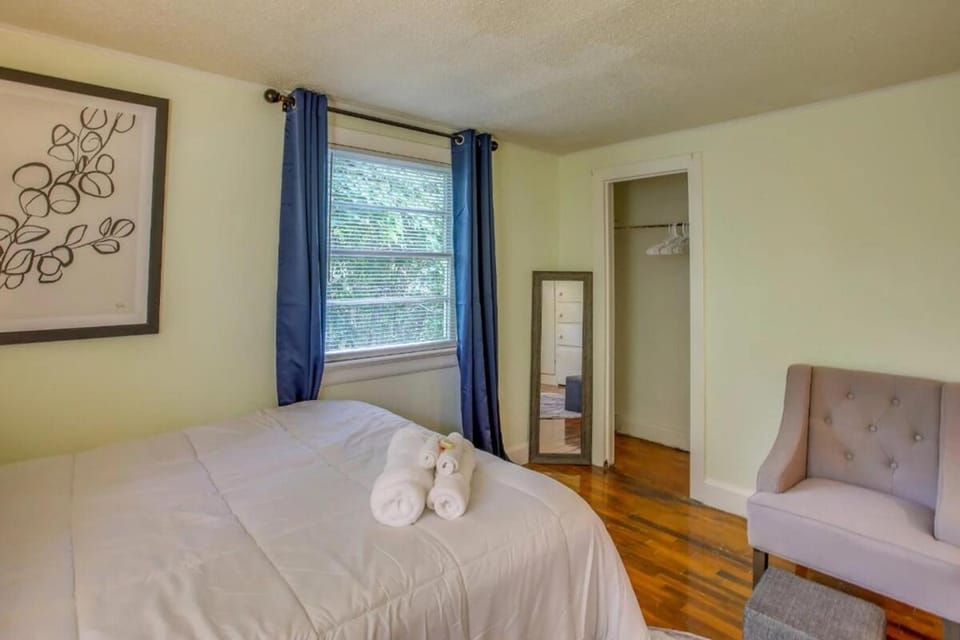 Bed, TV and multimedia, towels