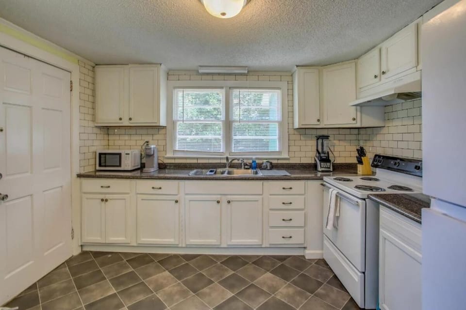 Coffee/tea facilities, Kitchen or kitchenette, microwave, oven, pet friendly, stove, toaster