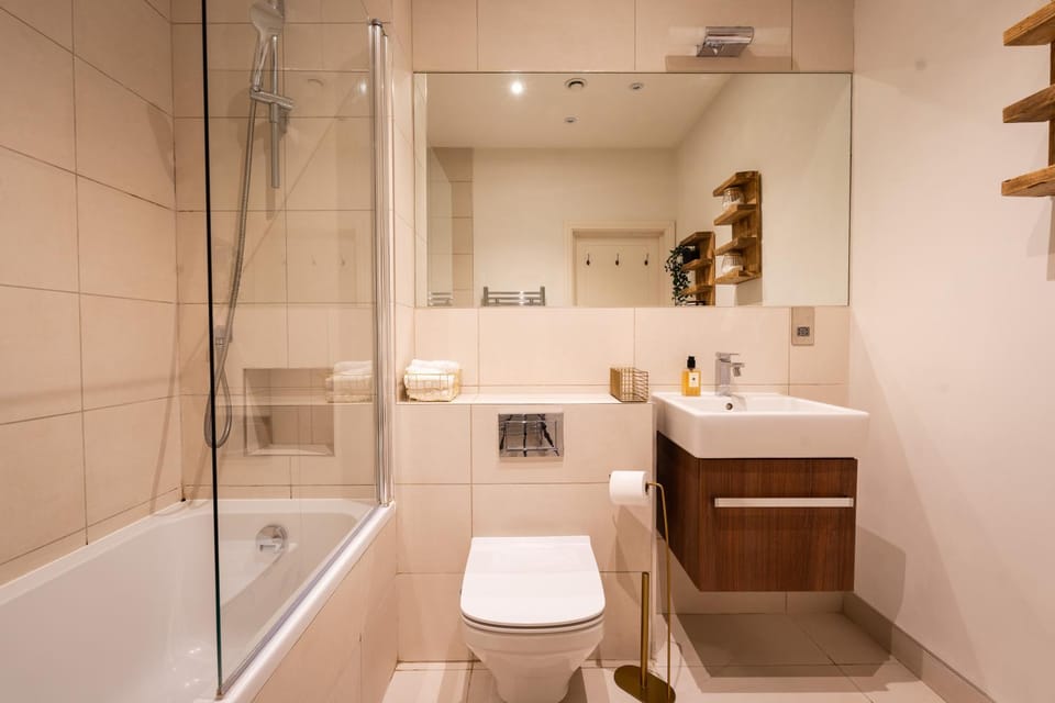 Luxury apartment - 30 mins to Waterloo by train Apartment in Brentford