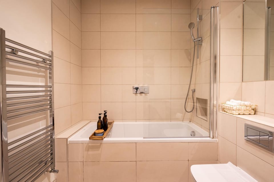Luxury apartment - 30 mins to Waterloo by train Apartment in Brentford