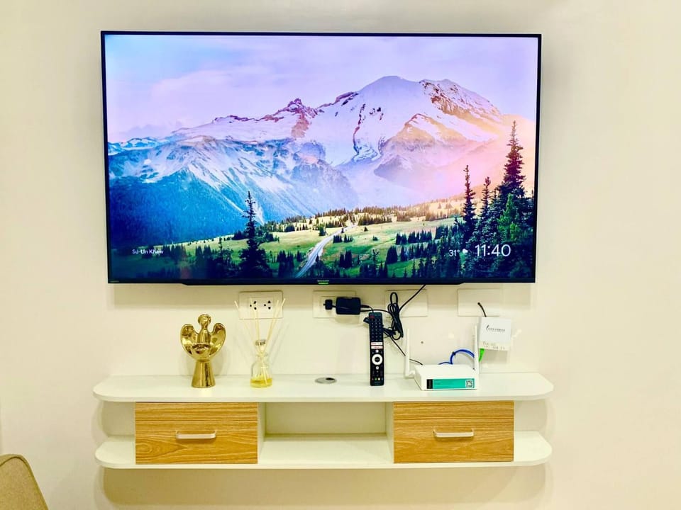 Communal lounge/ TV room, TV and multimedia, Decorative detail