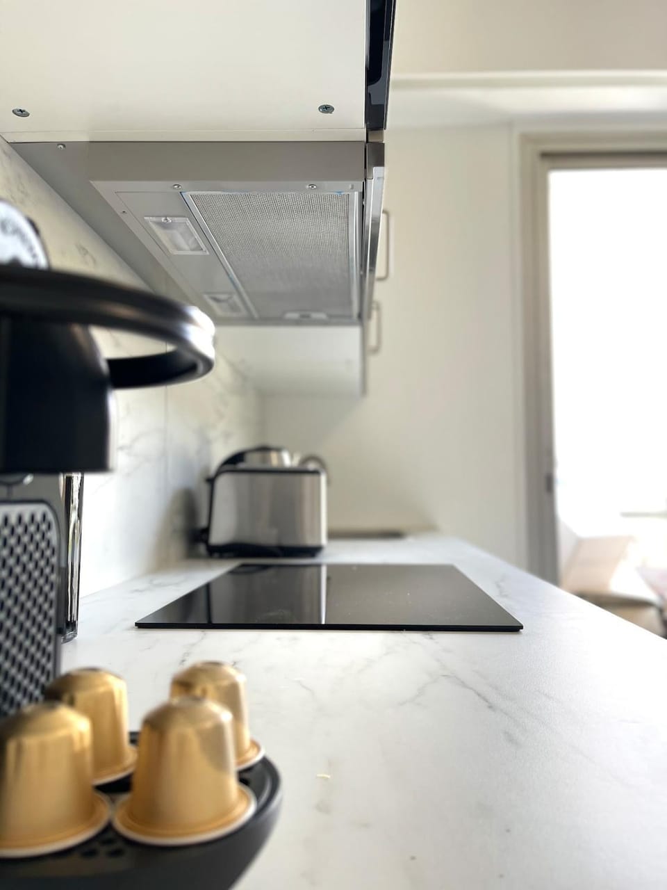 Coffee/tea facilities, Kitchen or kitchenette, stove, toaster