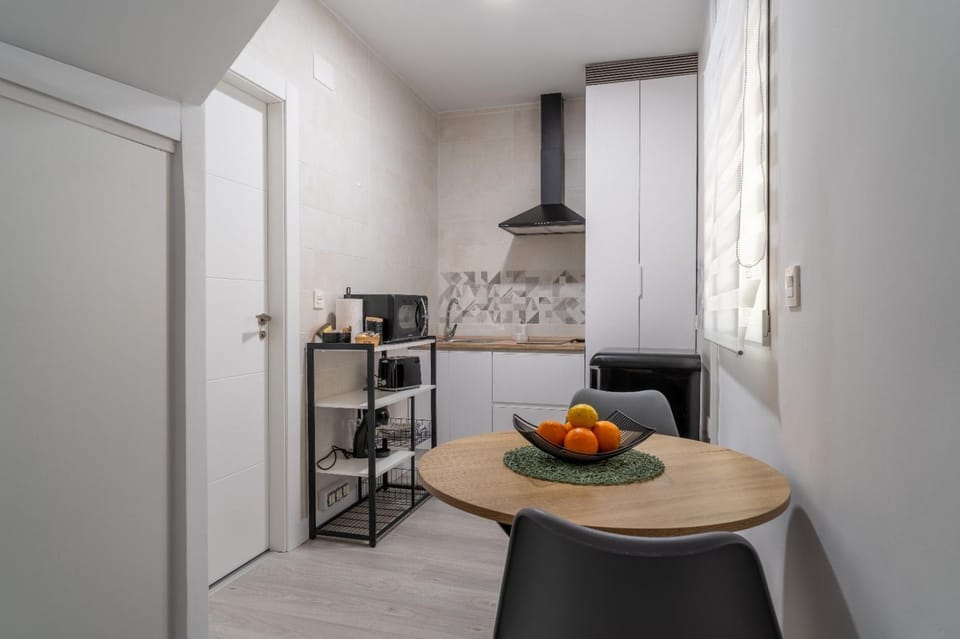 Kitchen or kitchenette, Dining area, stove