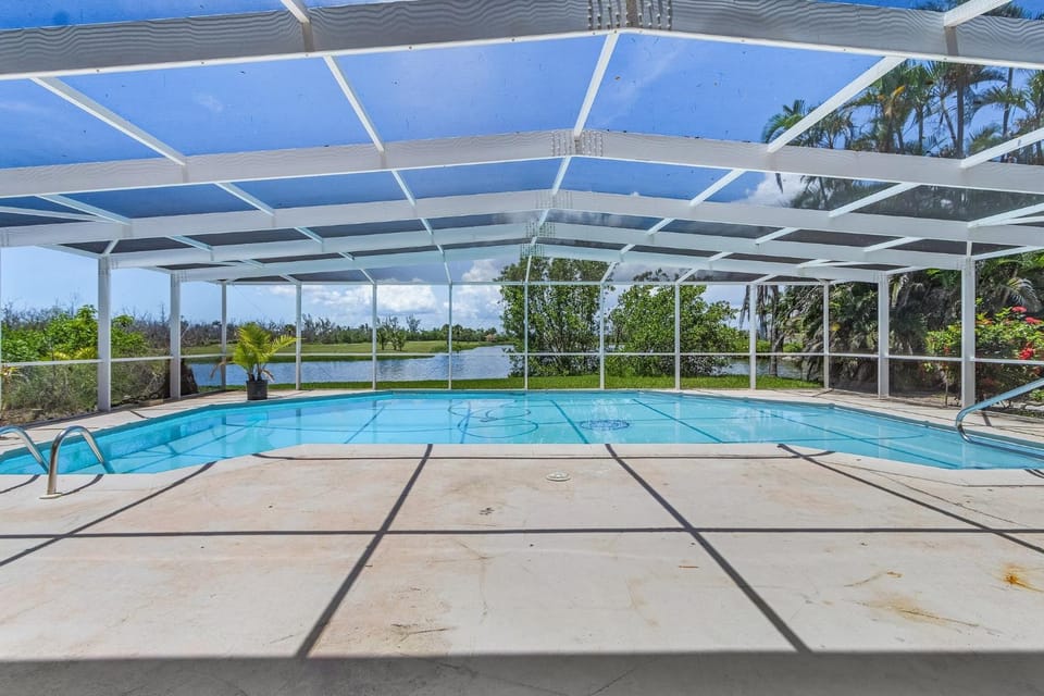 Spacious 4-Bedroom Home with Heated Pool in Sanibel - Sanderling Point - Roelens House in Sanibel Island