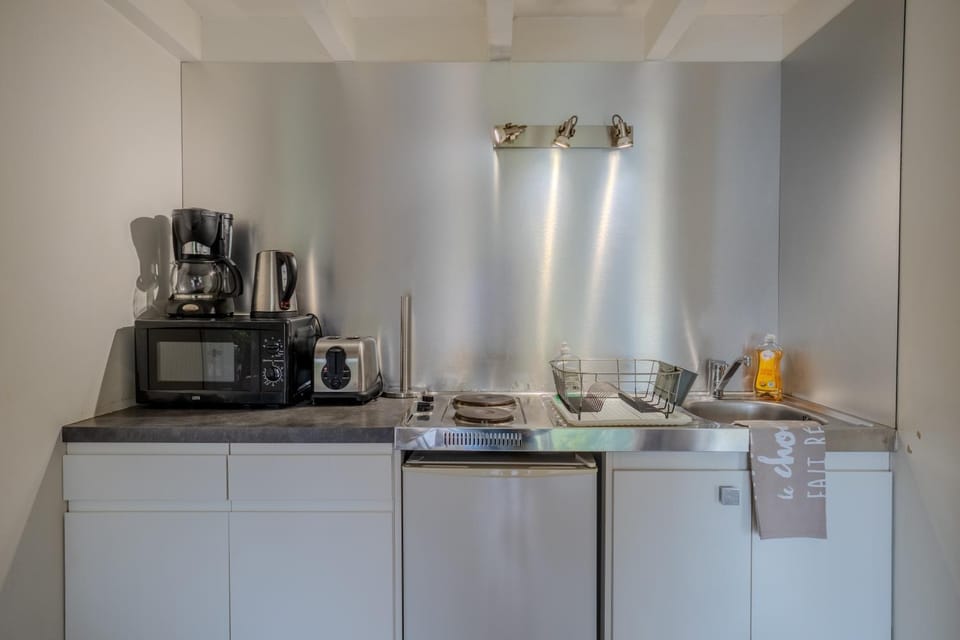 Coffee/tea facilities, Kitchen or kitchenette, stove, toaster