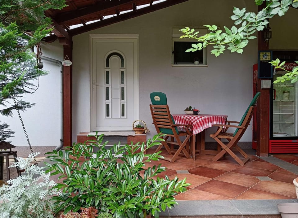 Patio, Facade/entrance, Garden, Balcony/Terrace, Garden view