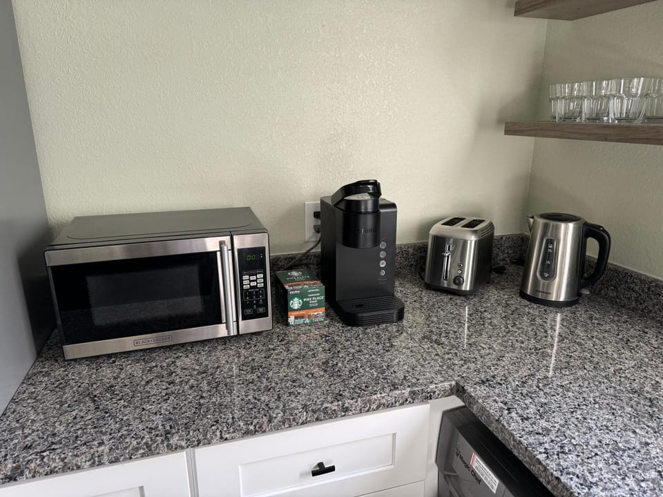 Coffee/tea facilities, toaster