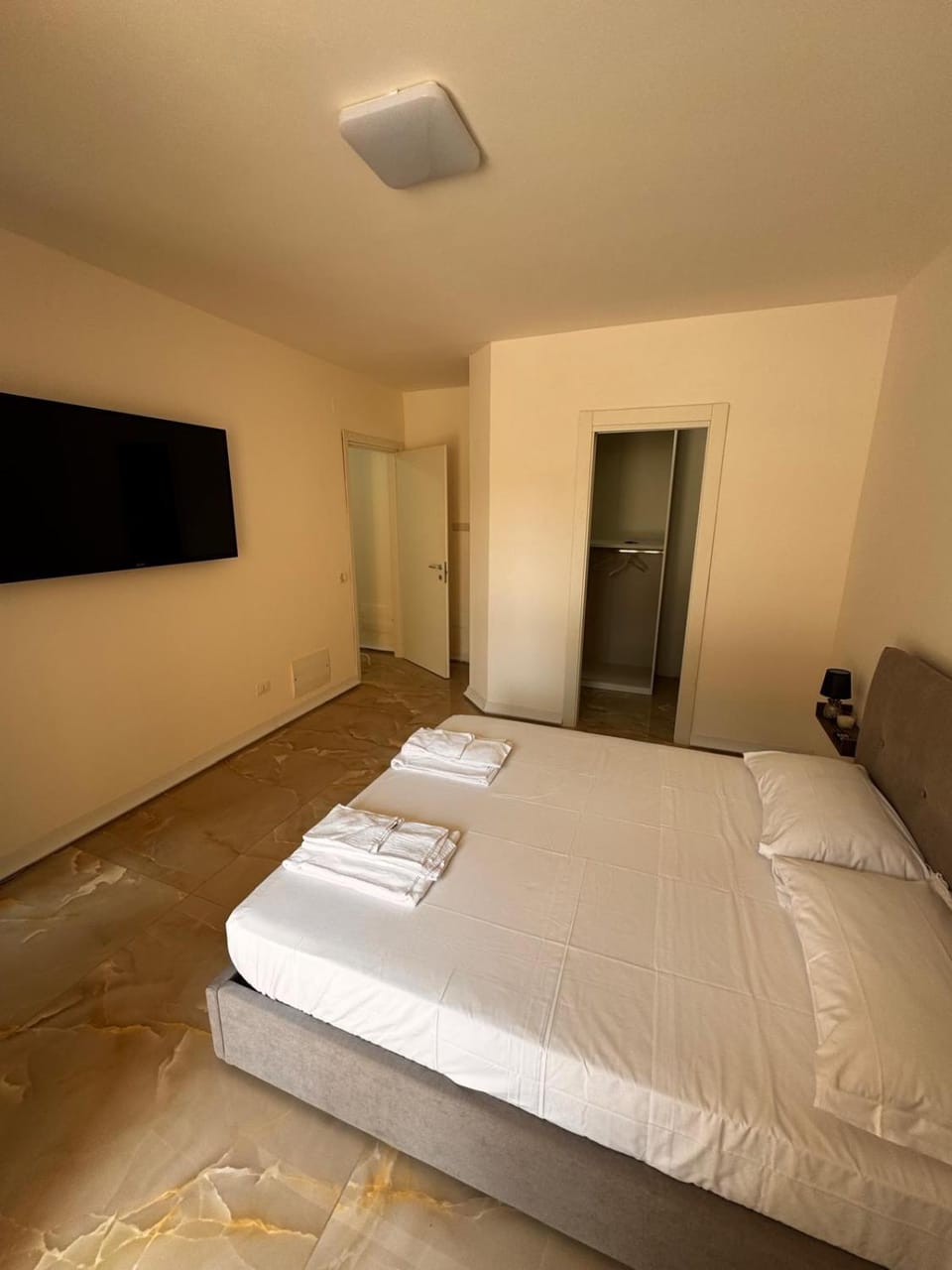 Bed, TV and multimedia, Photo of the whole room, Bedroom