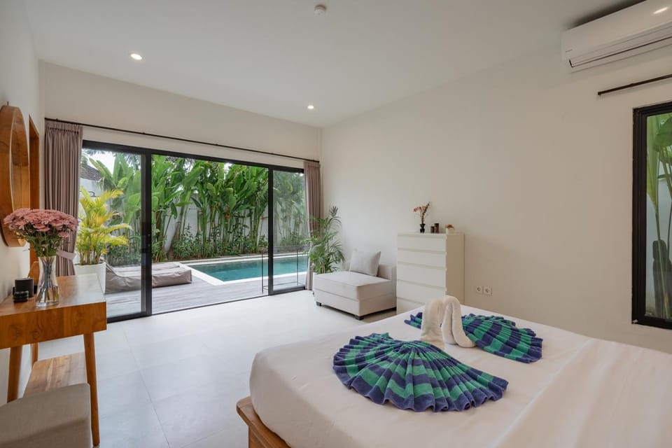 Bed, Photo of the whole room, Bedroom, Pool view, Swimming pool, towels, air conditioner