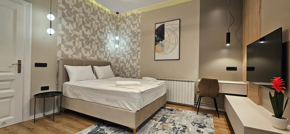 Bed, TV and multimedia, Photo of the whole room, Bedroom