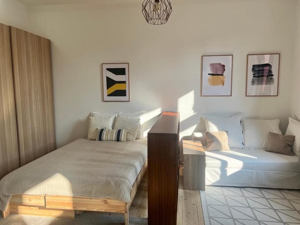 Bed, Seating area, Bedroom