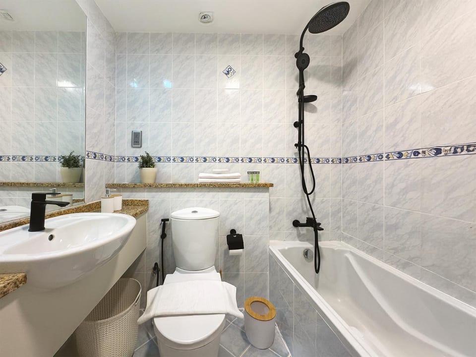 Shower, Toilet, Bathroom, Bath, towels