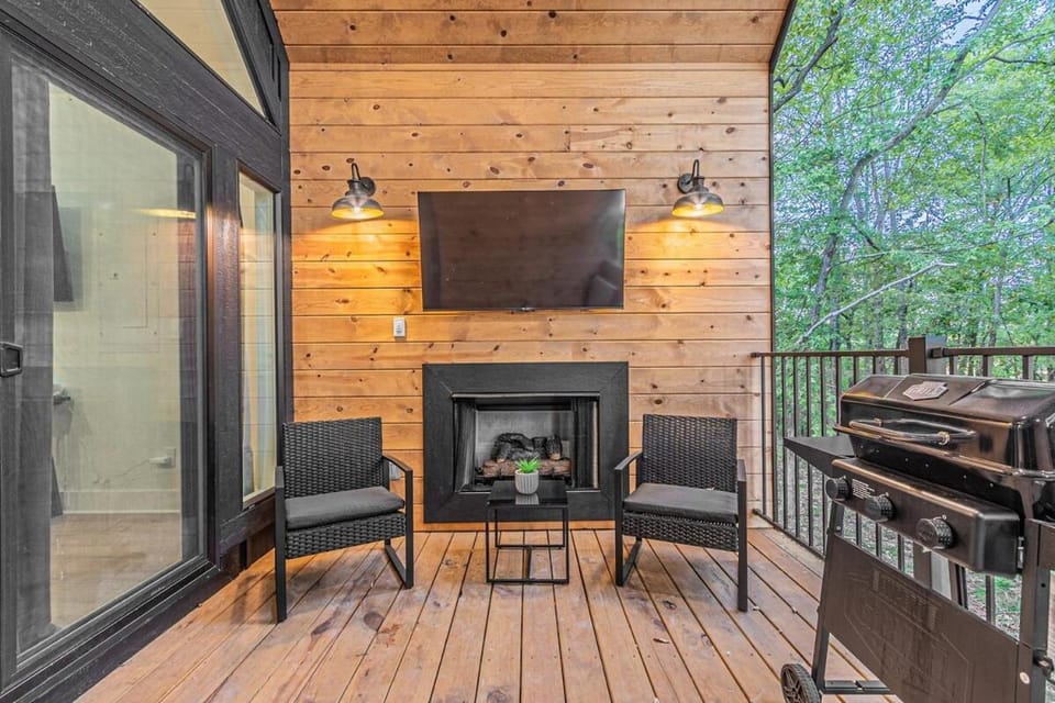 The Ash - Private Cabin with Hot Tub Oasis for Two in the Pines Cabin in Oklahoma