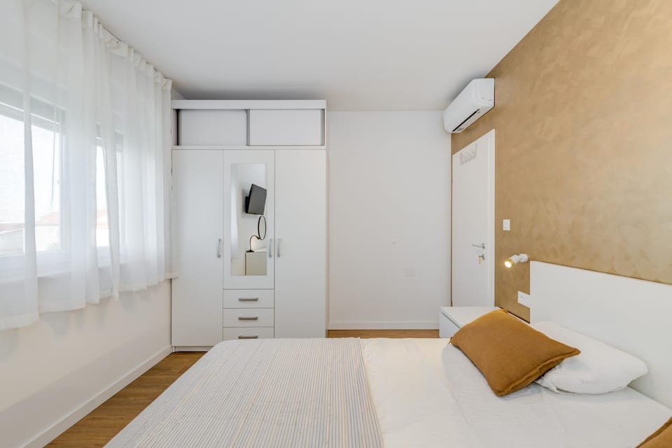 Bed, Bedroom, wardrobe, air conditioner