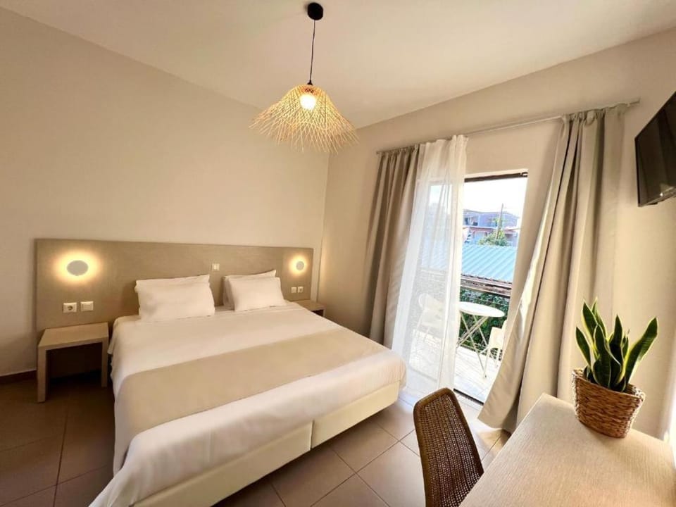 Bed, TV and multimedia, Photo of the whole room, Bedroom