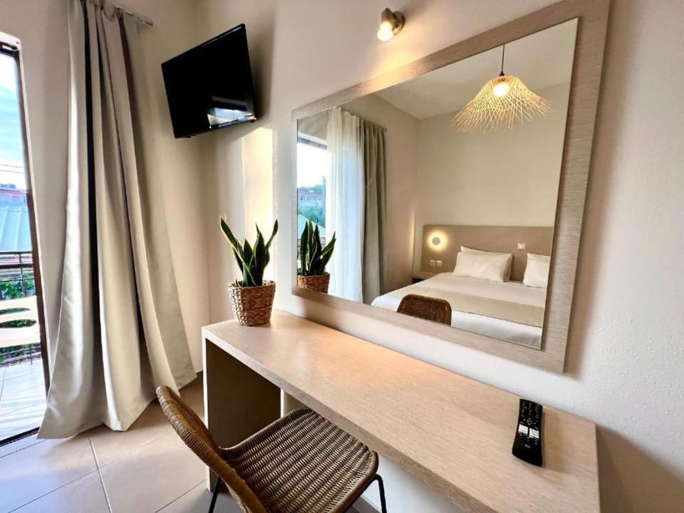 TV and multimedia, Photo of the whole room, Bedroom