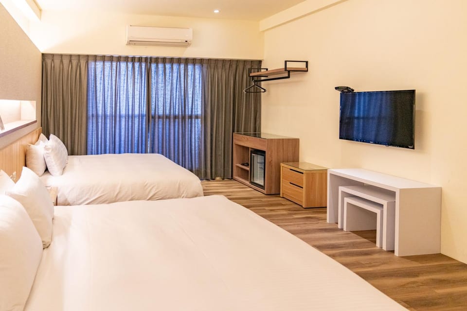 Bed, TV and multimedia, Photo of the whole room, Bedroom