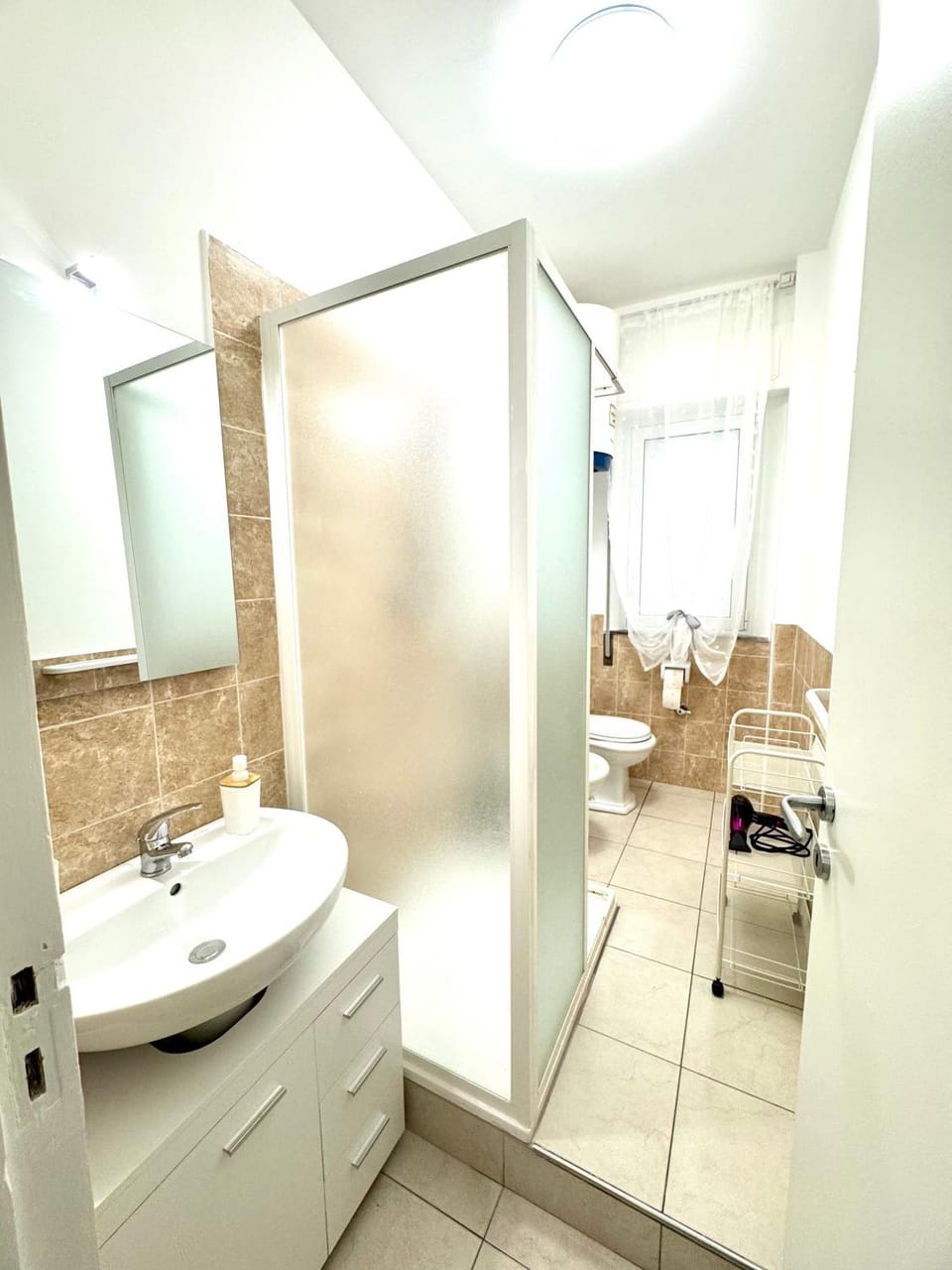 Shower, Toilet, Bathroom, towels, washing machine