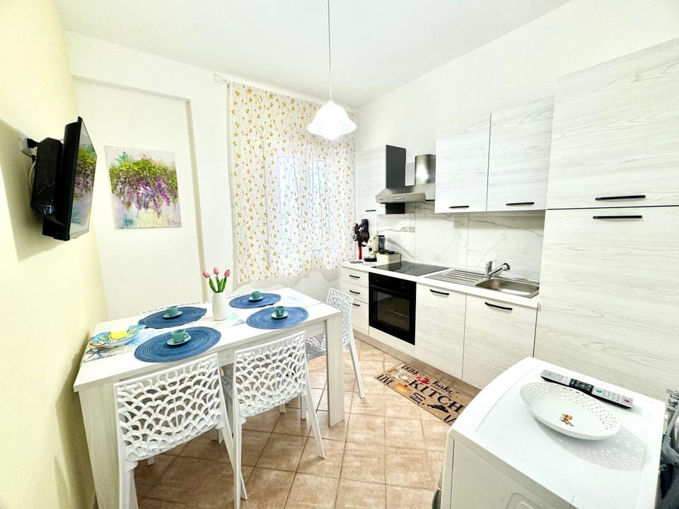 Kitchen or kitchenette, Dining area, oven