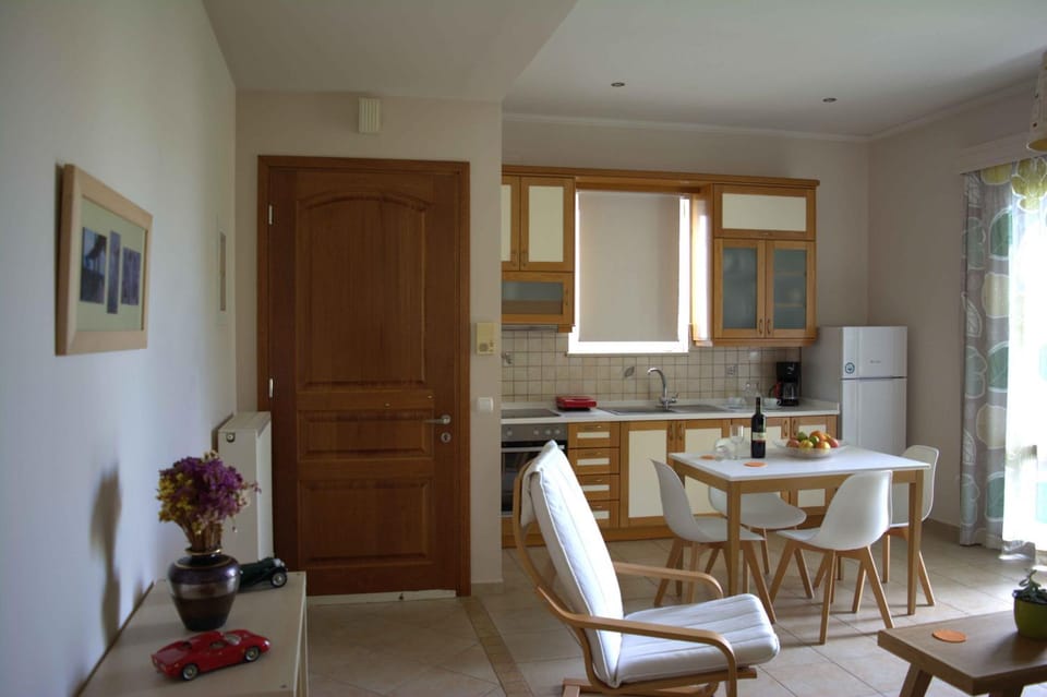 Kitchen or kitchenette, Seating area, Dining area
