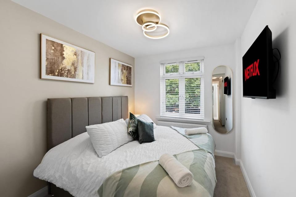 Luxury 4-Bed Family & Group Home-King or Twin Beds-Driveway, Garden-Near Gatwick House in Horley