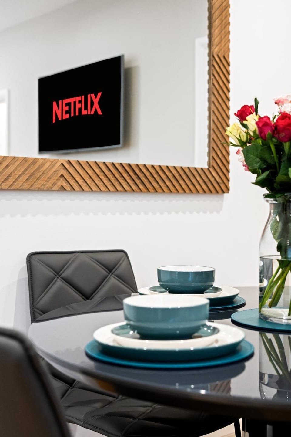 Luxury 4-Bed Family & Group Home-King or Twin Beds-Driveway, Garden-Near Gatwick House in Horley