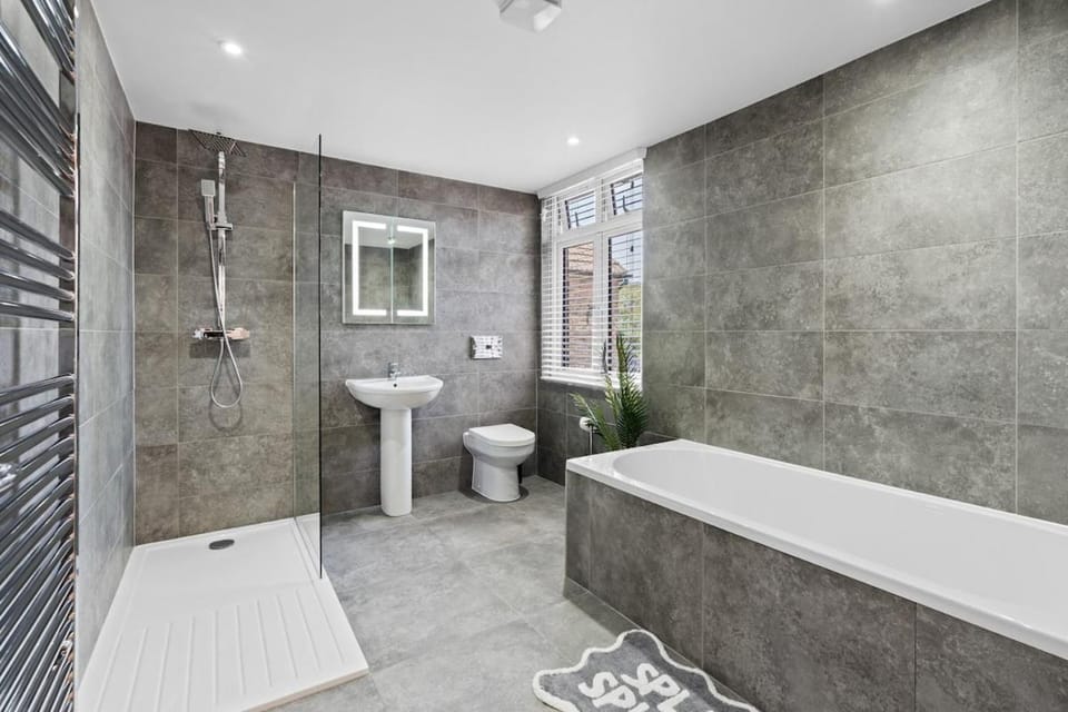 Luxury 4-Bed Family & Group Home-King or Twin Beds-Driveway, Garden-Near Gatwick House in Horley