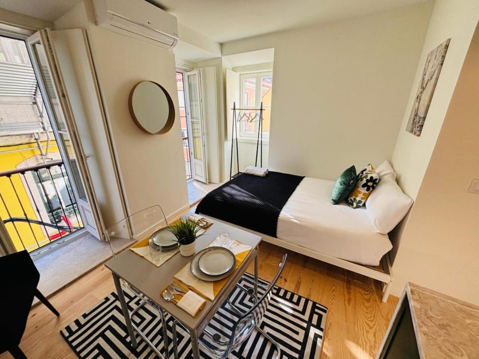 Bed, Dining area, Bedroom